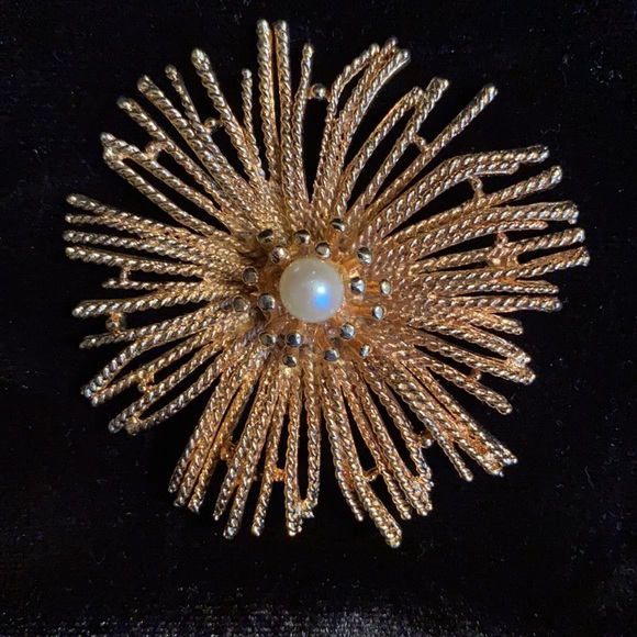 CAPRI Brand Vintage Brooch and Earring Set - Picture 2 of 7